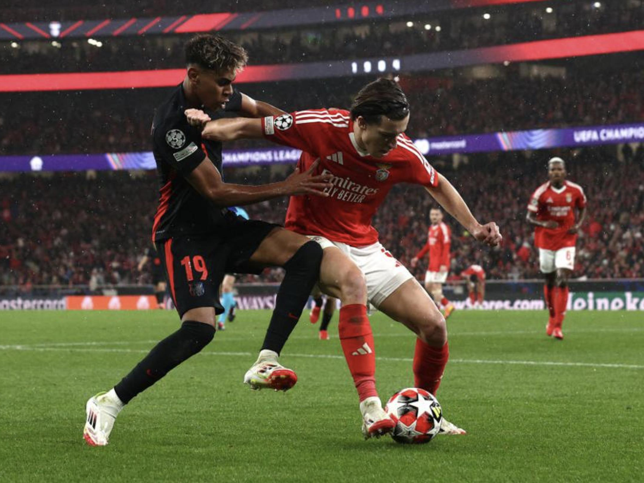 欧冠比赛中，球星们尽显高超技术